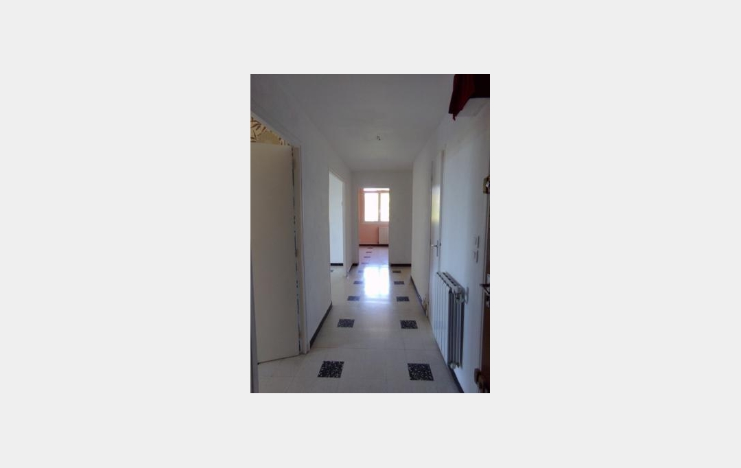 IMMOBILIER ET FINANCE : Apartment | NIMES (30000) | 80 m2 | 780 € 