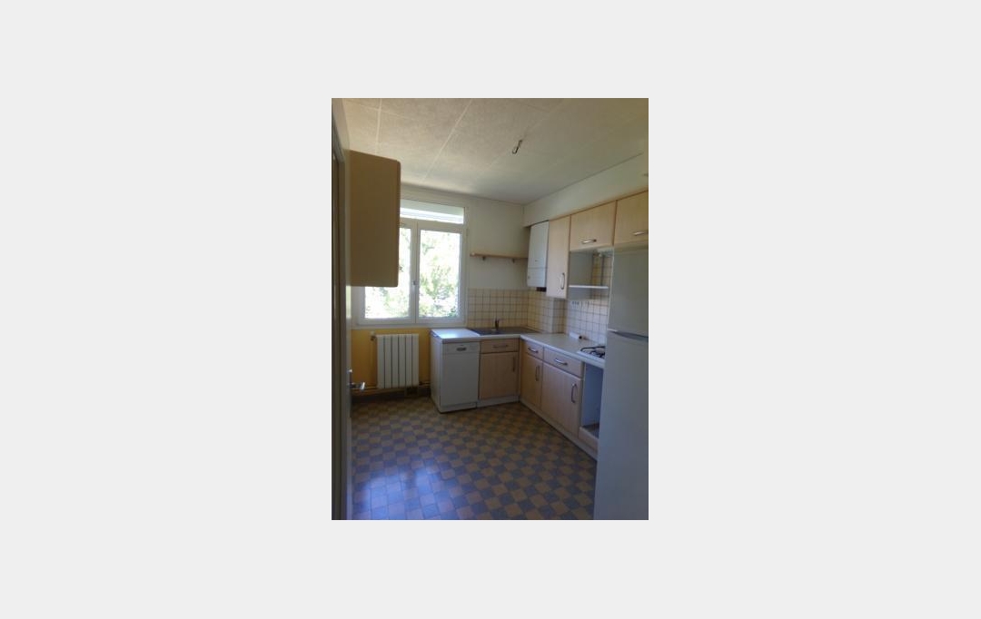 IMMOBILIER ET FINANCE : Apartment | NIMES (30000) | 80 m2 | 780 € 