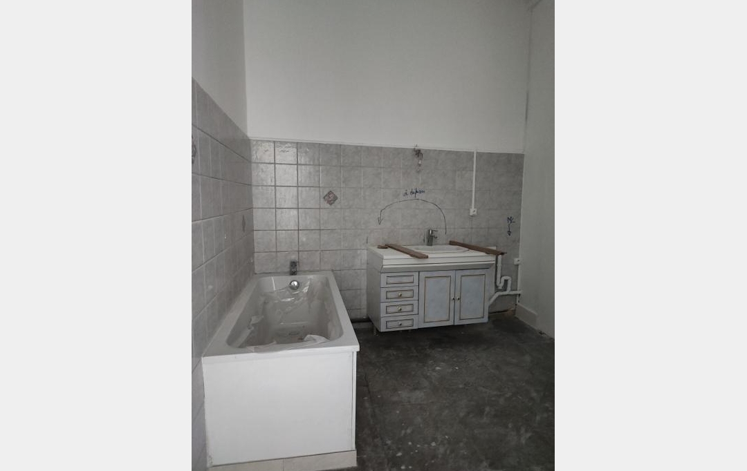 IMMOBILIER ET FINANCE : Appartement | NIMES (30000) | 106 m2 | 1 180 € 