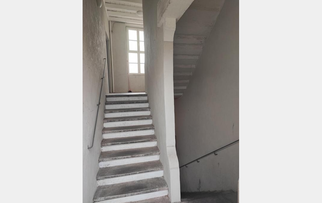 IMMOBILIER ET FINANCE : Immeuble | NIMES (30000) | 214 m2 | 350 000 € 