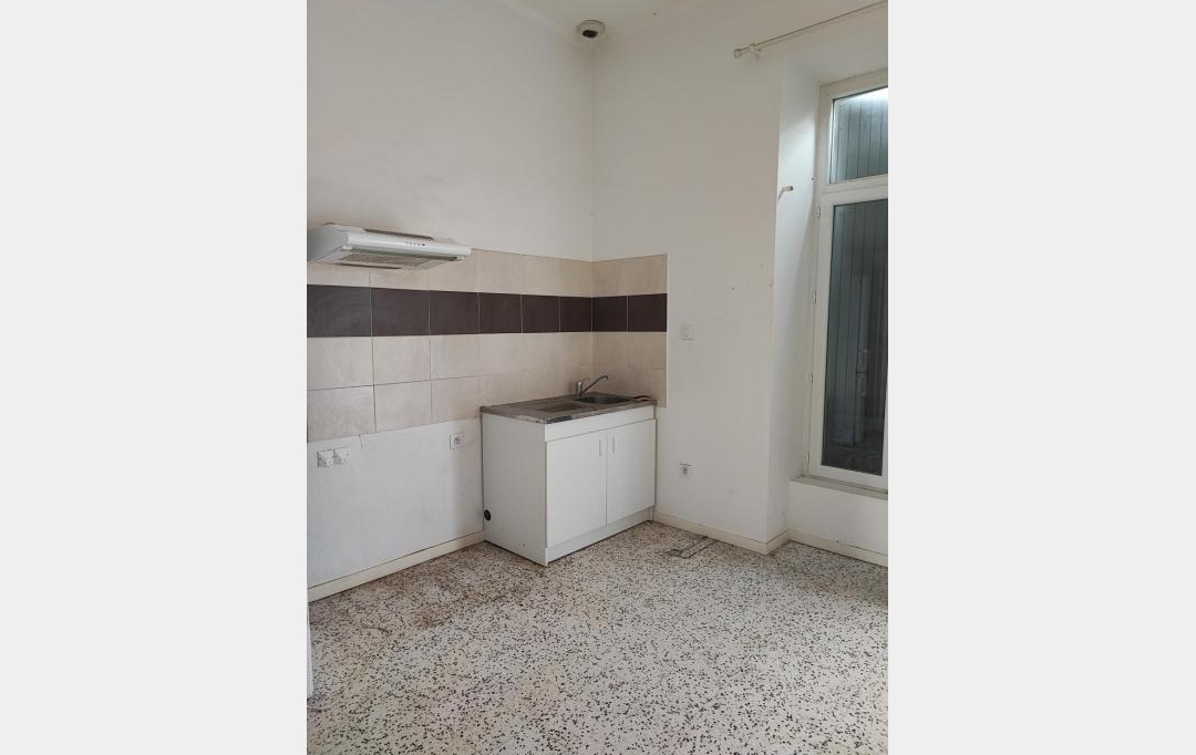 IMMOBILIER ET FINANCE : Immeuble | NIMES (30000) | 214 m2 | 350 000 € 